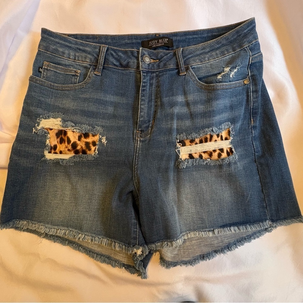 NWOT Judy Blue Size 1XL Plus Size Blue Jean Shorts with Leopard Accents